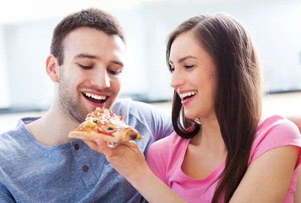 Молодая пара, едят пиццу — стоковое фото