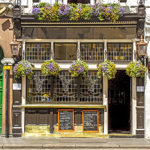 Фасад традиционный паб, Лондон, Великобритания — стоковое фото