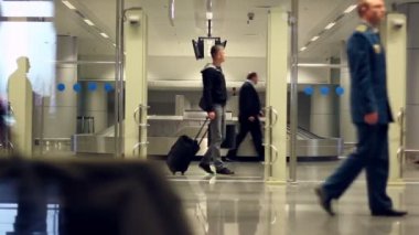 Люди проходят мимо зона безопасности аэропорта — стоковое видео