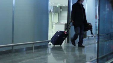 Прибыл туристов в аэропорт — стоковое видео