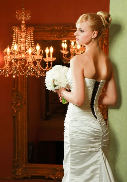 Блондинка невеста в свадебном платье — стоковое фото