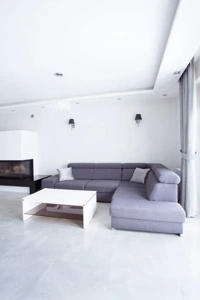 Серый угловой диван — стоковое фото