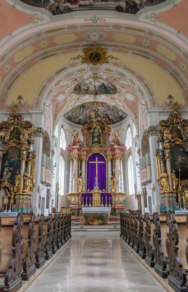 Интерьер католической церкви — стоковое фото