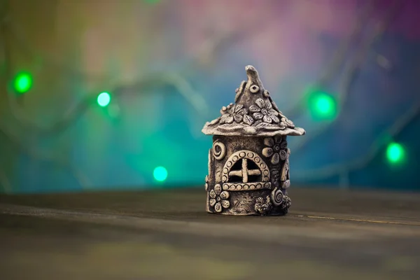 Дома из грязи, стоя на деревянной доске — стоковое фото