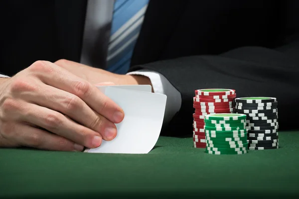 Игрок в покер с картами — стоковое фото