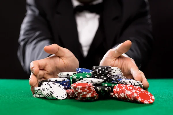 Игрок в покер с фишки на столе казино — стоковое фото