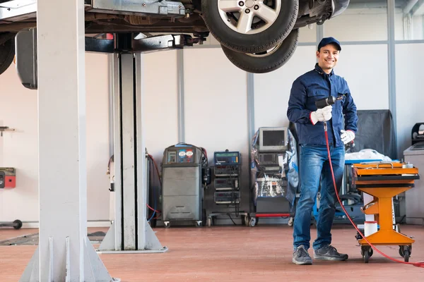Механик, ремонт автомобилей в гараже — стоковое фото