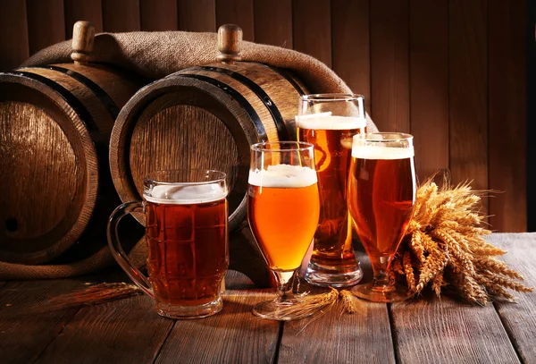 Баррель пива с пивными бокалами — стоковое фото