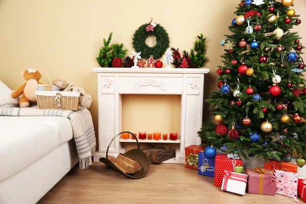 Рождественский интерьер с диваном — стоковое фото
