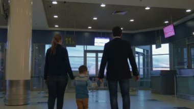 Родителей и сына в терминал аэропорта — стоковое видео