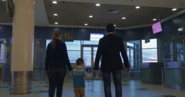Родителей и сына в терминал аэропорта — стоковое видео