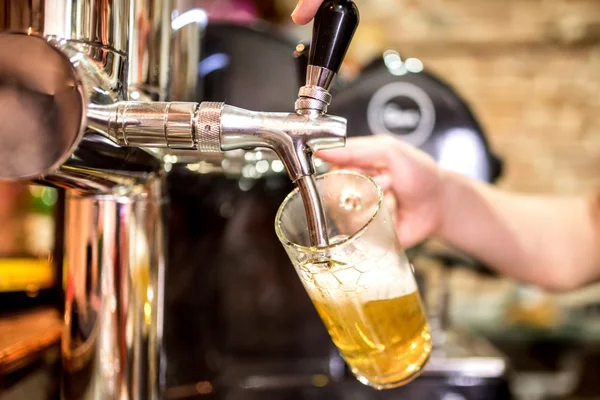 Бармен рукой пива кран наливание разливное светлое пиво, выступающей в ресторан или паб — стоковое фото