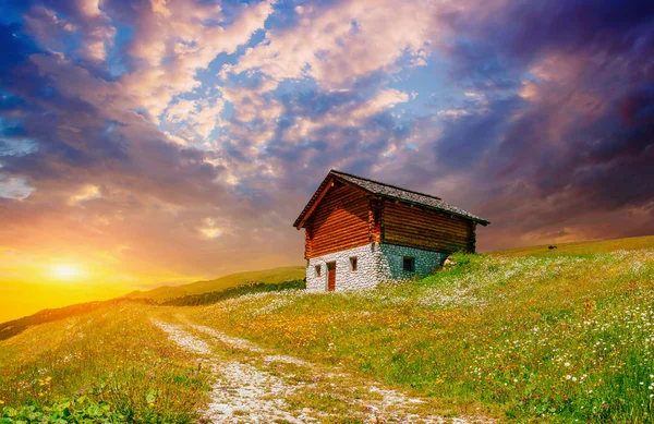 Дом в горах на закате — стоковое фото