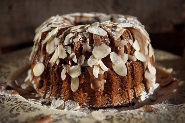 Вкусный торт с шоколадом и миндаль — стоковое фото