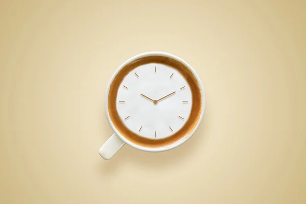 Кофе тайм, смотреть, опираясь на Латте Арт кофе Кубок — стоковое фото