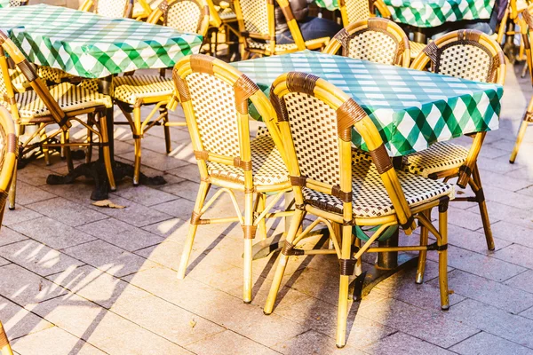 Открытый ресторан со столиками и стульями — стоковое фото
