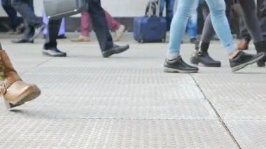 Стертая видеозапись людей в аэропорту — стоковое видео