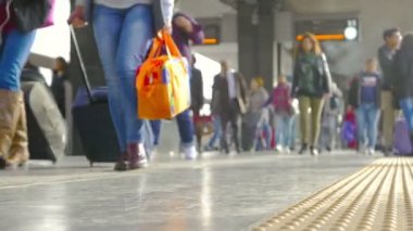 Стертая видеозапись людей в аэропорту — стоковое видео