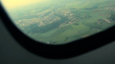 Глядя через окна самолета — стоковое видео