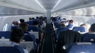 Пассажиры сидят внутри самолет — стоковое видео