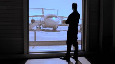 Пассажирские, ожидания в аэропорту — стоковое видео
