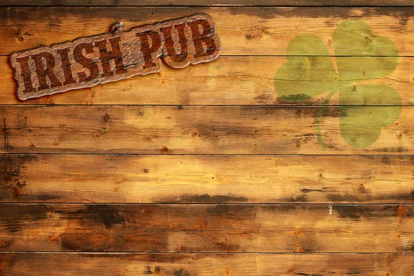 Ирландский паб label и зеленый трилистник на деревянных фоне — стоковое фото