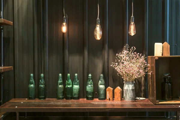 Интерьер ресторана с деревянными стенами и лампами — стоковое фото