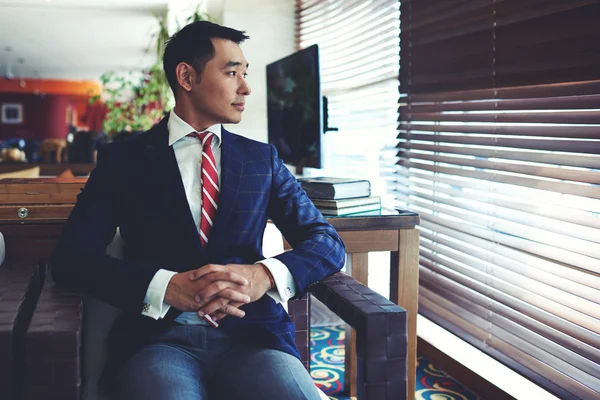 Азиатские бизнесмен, сидя в современном офисе — стоковое фото