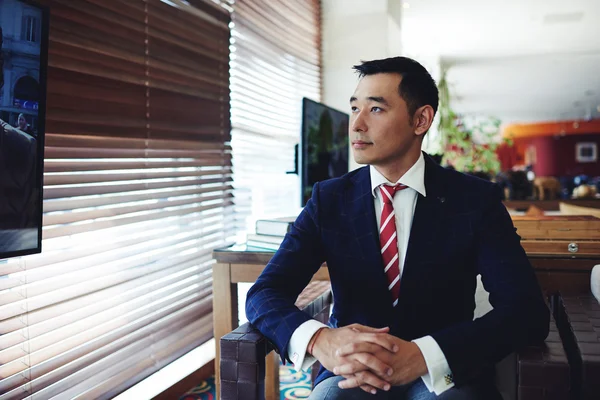 Смотреть телевизор Азии бизнесмен — стоковое фото