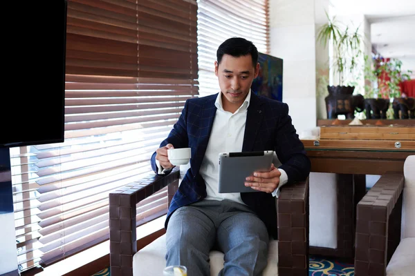 Азии бизнесмен с помощью сенсорной панели — стоковое фото