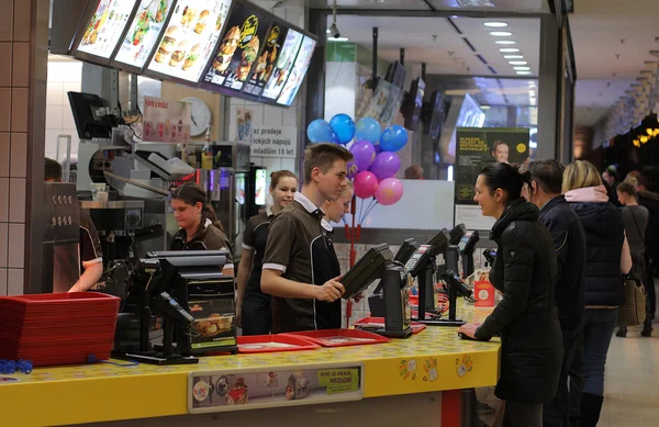 Люди покупают продукты питания в Макдональдс — стоковое фото