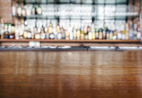 Верхний деревянный стол с баром ресторана запятнал фон — стоковое фото