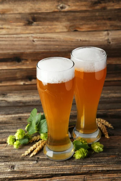 Очки пива с ушами пшеницы и хмеля — стоковое фото