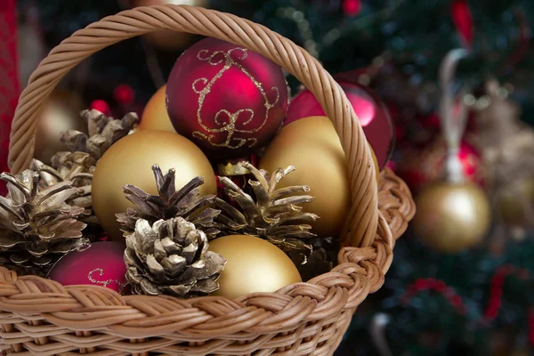 Интерьер Рождественская елка, шары, гирлянды — стоковое фото