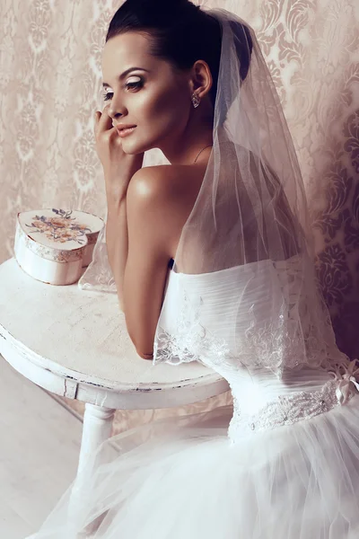 Красивая невеста тендер в элегантный свадебное платье — стоковое фото