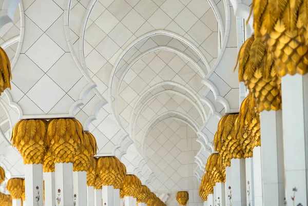 Интерьер мечети Шейха Зайда, Абу-Даби - ОАЭ — стоковое фото