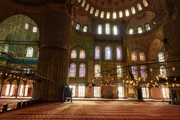 Интерьер мечети Султанахмет — стоковое фото