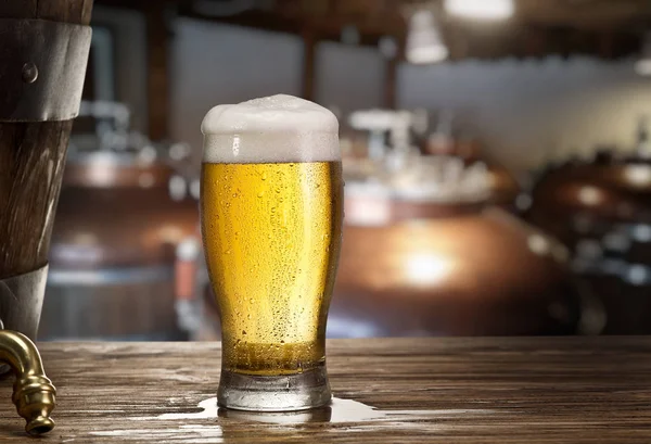 Морозное стекло светлое пиво на панели счетчиков — стоковое фото