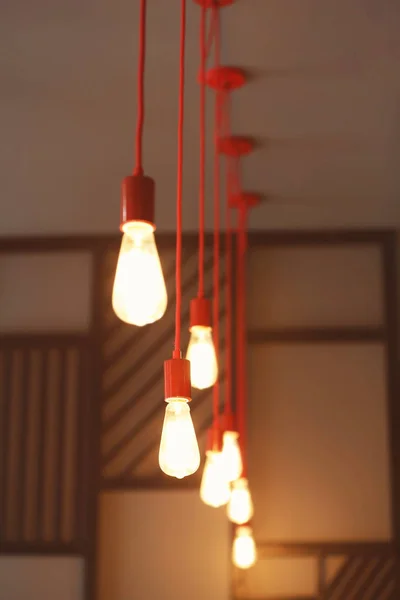 Электрические лампочки в кафе — стоковое фото