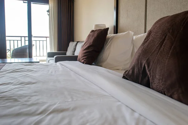 Кровати в номере отеля — стоковое фото