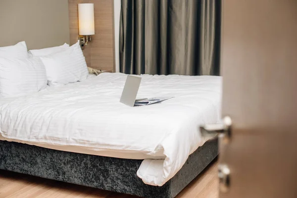 Ноутбук Кровати Современный Отель Люкс — стоковое фото