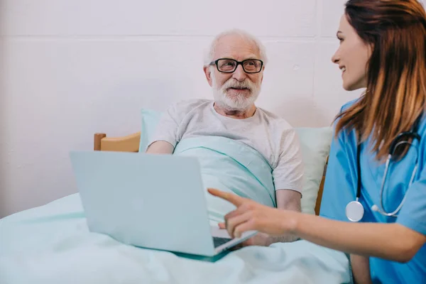 Медсестра Сидел Старший Мужчина Используя Ноутбук — стоковое фото
