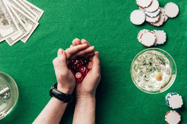Женщина Игра Кости Игра Казино Таблице Деньгами Фишки — стоковое фото