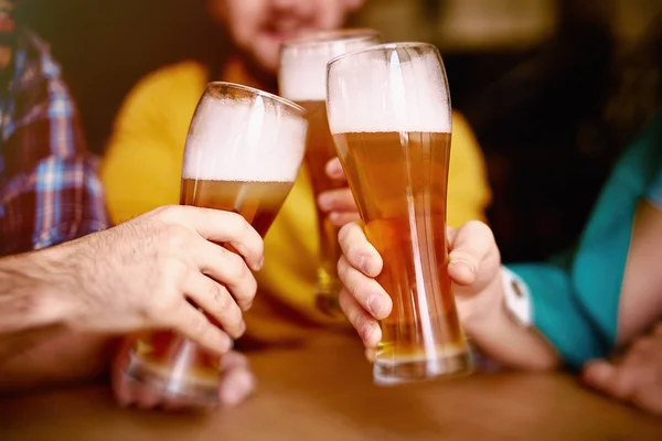Трое мужчин в бар с пивом — стоковое фото