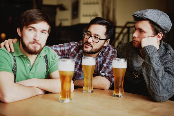 Трое мужчин в бар с пивом — стоковое фото
