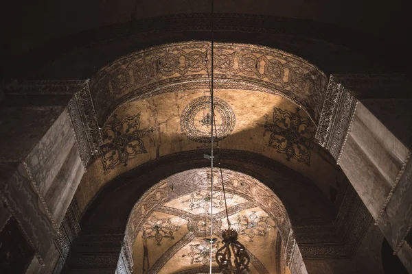 Стамбул Турция Октября 2015 Низкий Угол Зрения Арки Освещенной Мечеть — стоковое фото