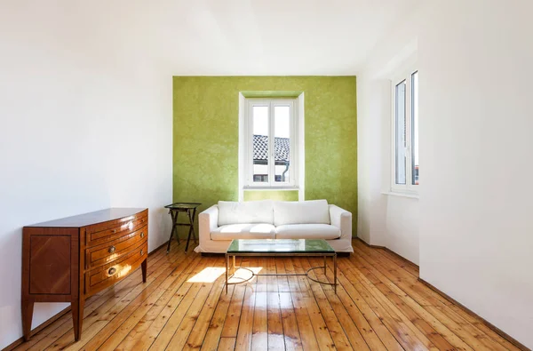 Архитектура интерьера, апартаменты с деревянным полом — стоковое фото
