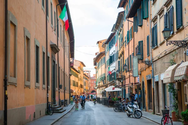 Старый красивый пустые узкие улочки в небольшой город Лукка в Италии — стоковое фото
