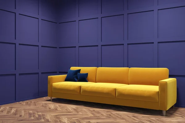 Желтая диван в углу комнаты фиолетовый — стоковое фото