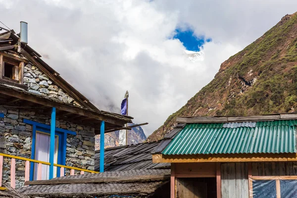 Сельские постройки в горной деревне — стоковое фото